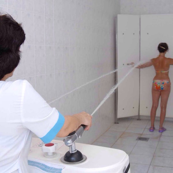 Голые мамаши лезбиянки принимают душ в общей душевой после изнурительного занятия фитнесом