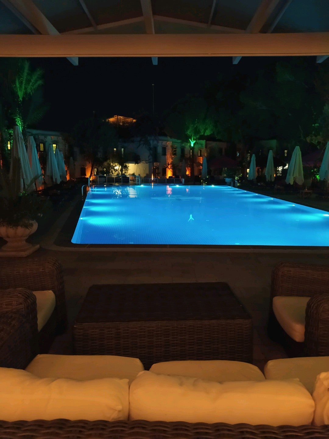 hotel-pool