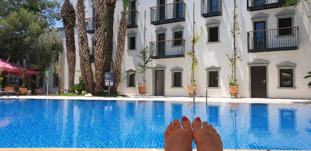 hotel-pool