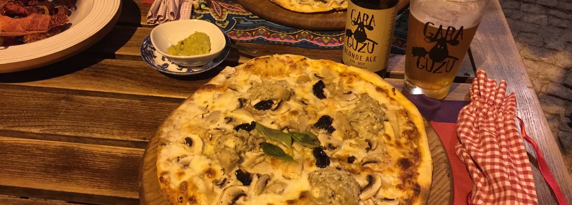 Kırmızı Ardıç Kuşu Pizza Place in Çeşme