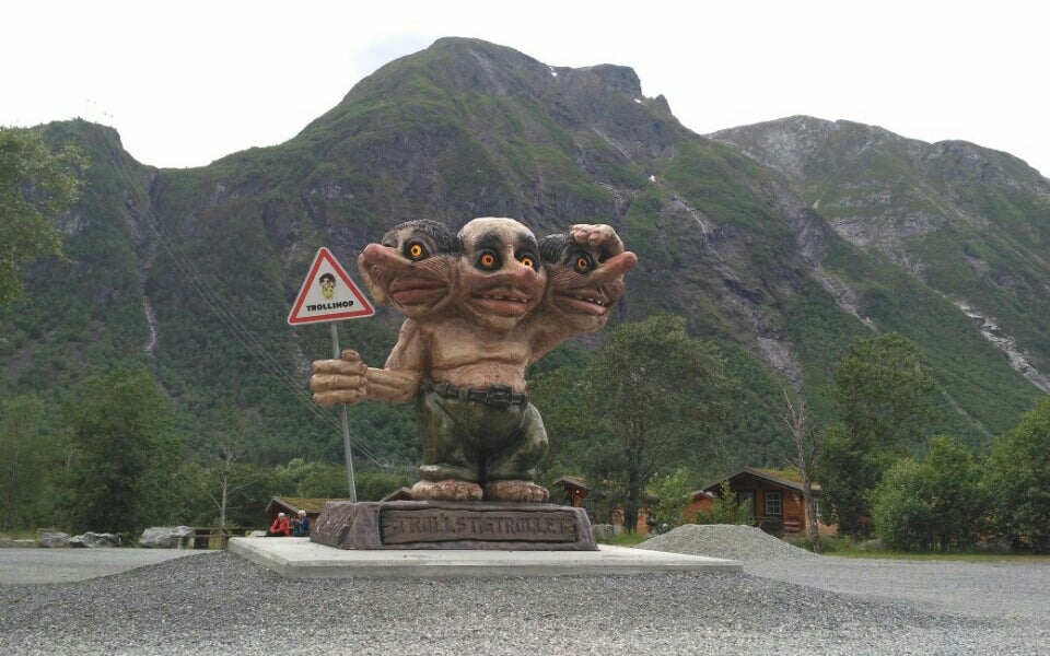 The Trolls' Path Viewpoint (Trollstigen utsiktspunkt)