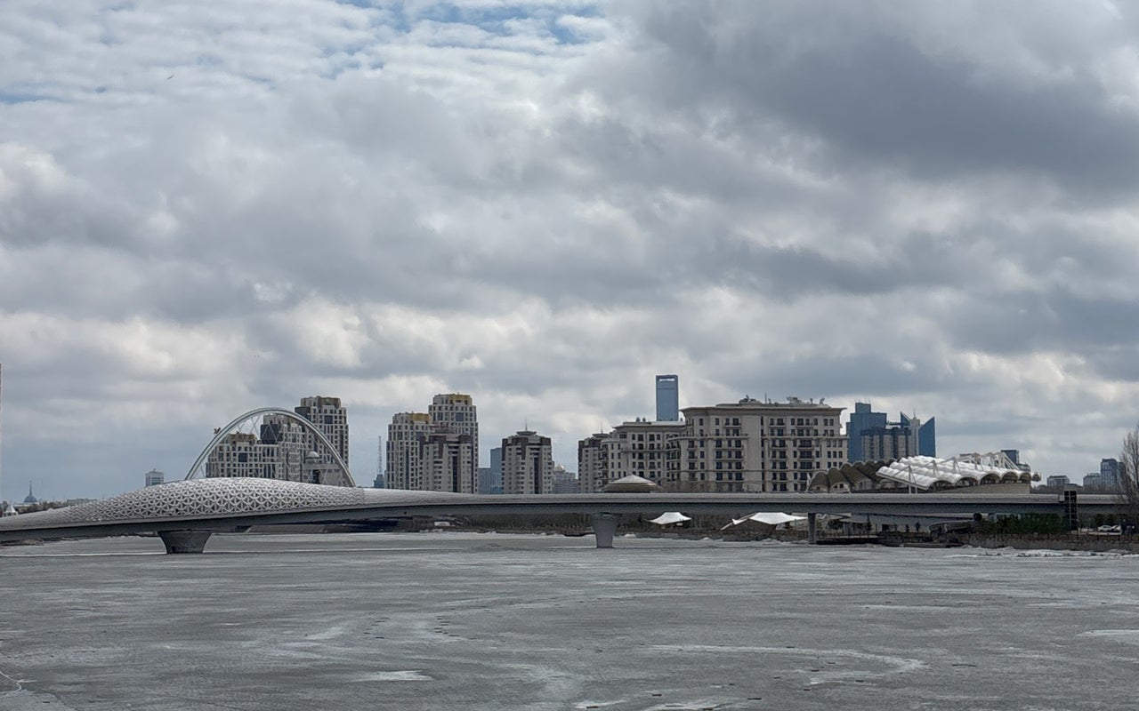 Esil Embankment (Есіл өзенінің жағалауы)