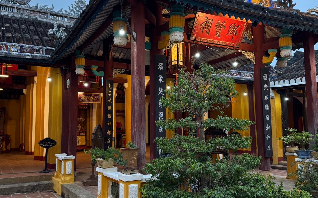 Cam Pho Temple (Đền Cẩm Phô)
