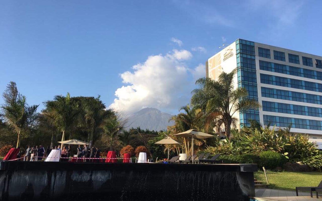 Mount Meru Hotel - Swimming pool