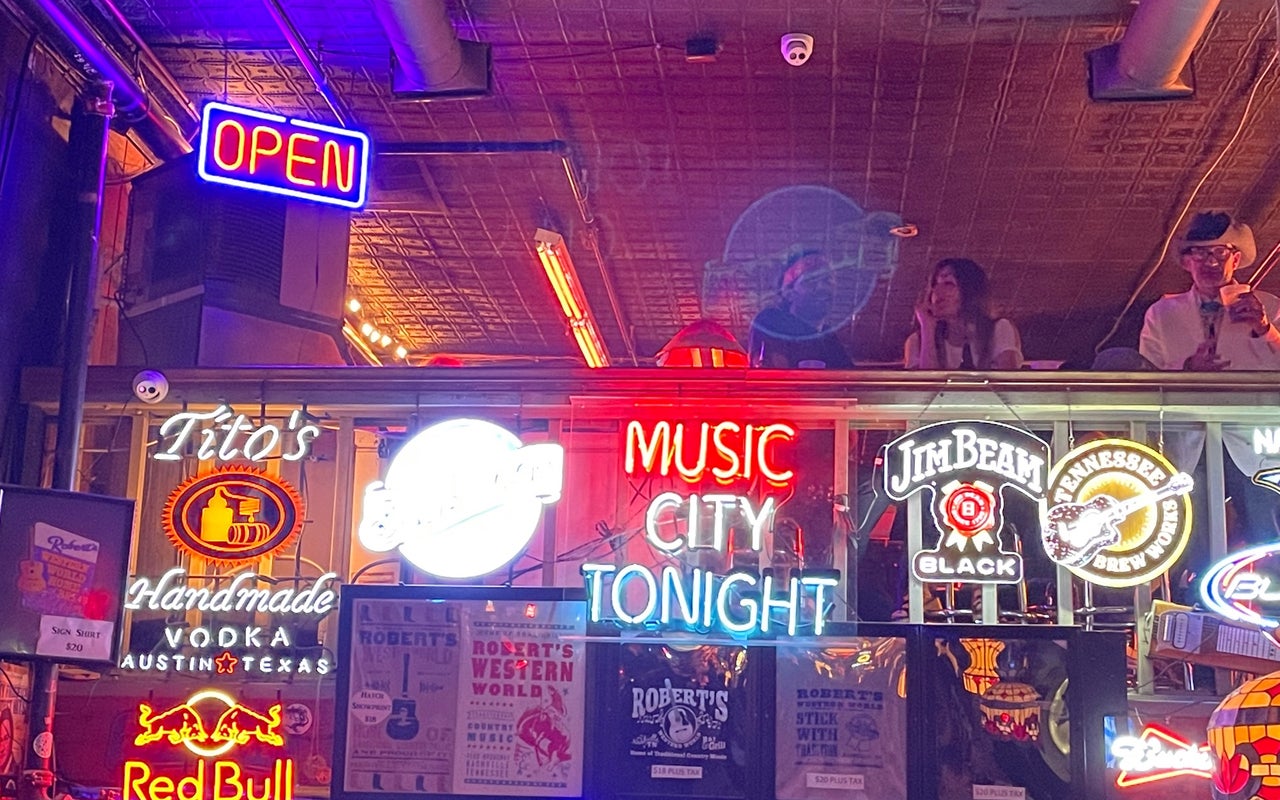 Robert's Western World