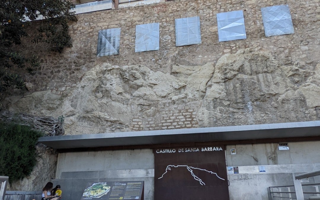 Ascensor Del Castell De Santa Bàrbara
