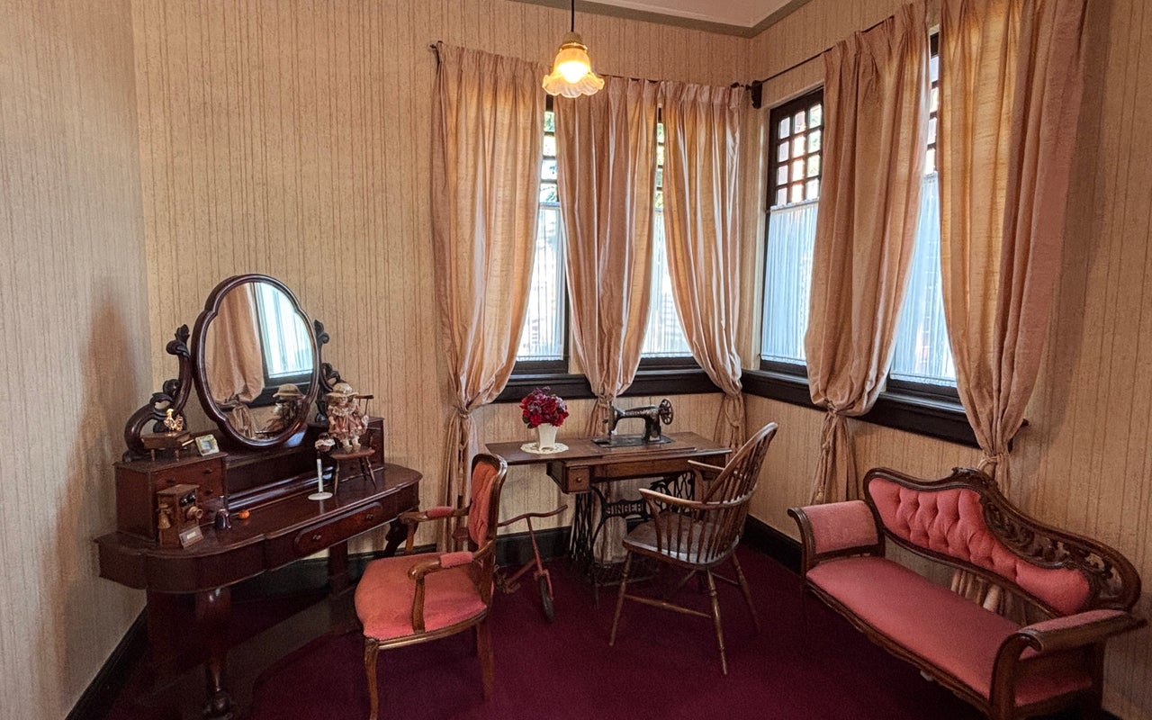 Weathercock House (風見鶏の館)