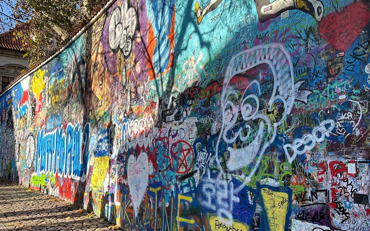 Lennon Wall (Lennonova zeď)