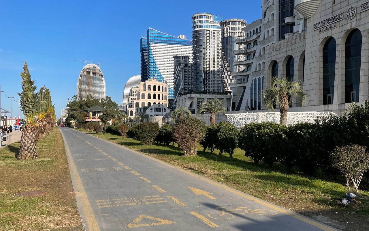 Пляж возле аквапарка