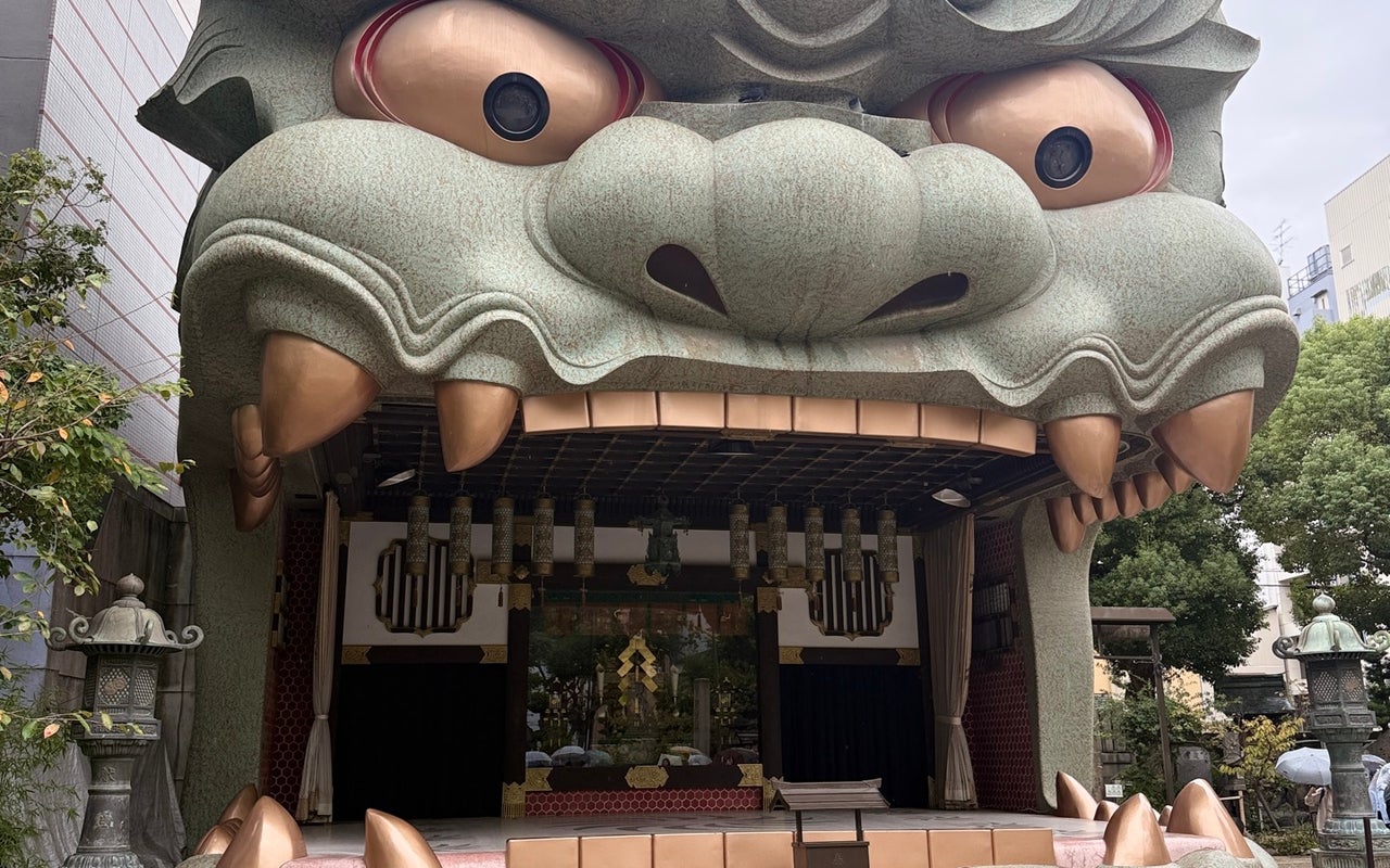 Namba Yasaka Shrine (難波八阪神社)