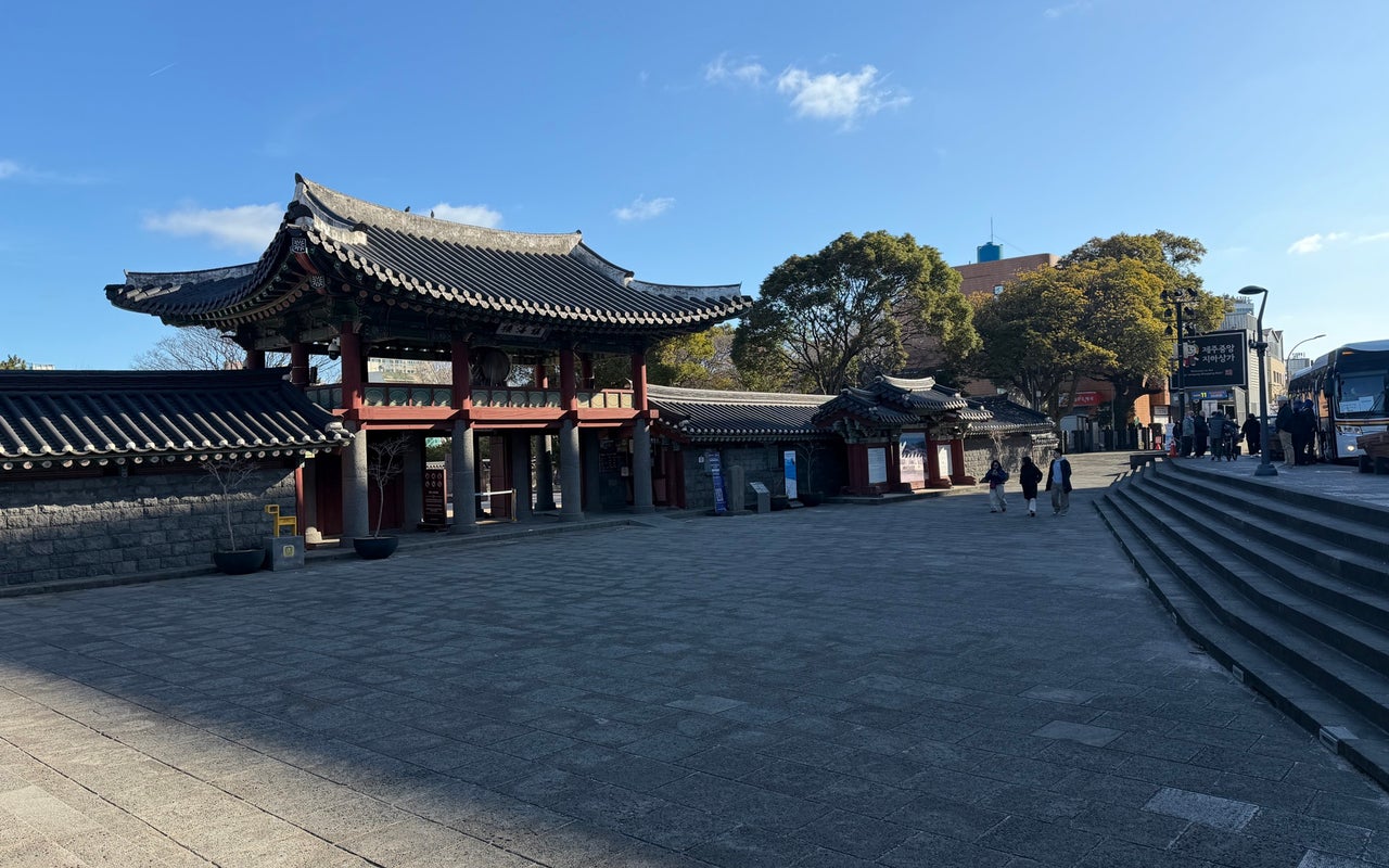 Gwandeokjeong (관덕정)