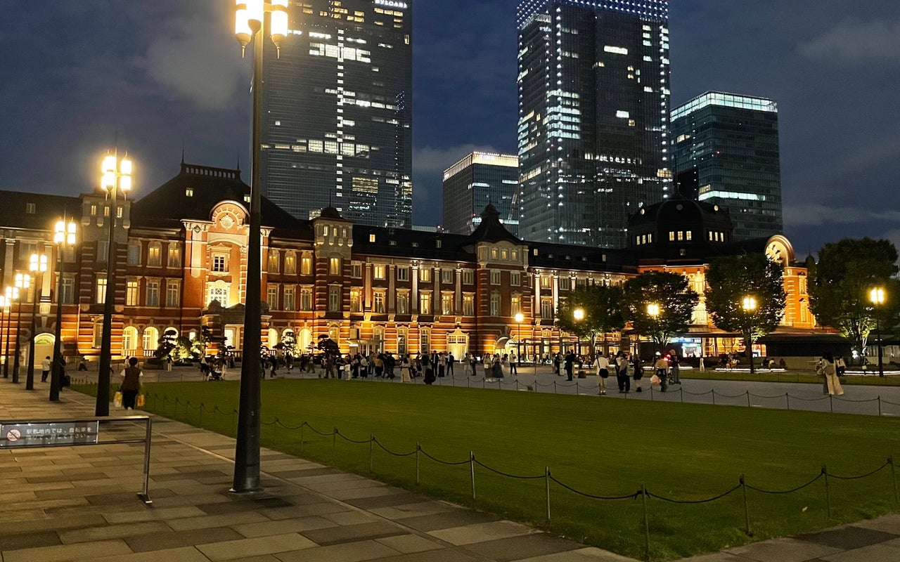 Tokyo Station Marunouchi Station Square (東京駅丸の内駅前広場)