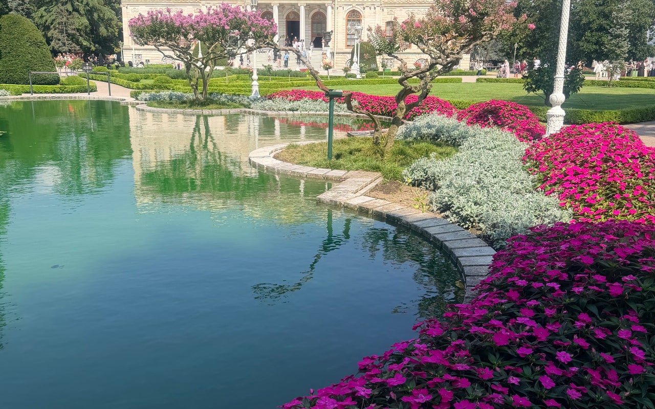 Dolmabahçe Sarayı Bahçesi