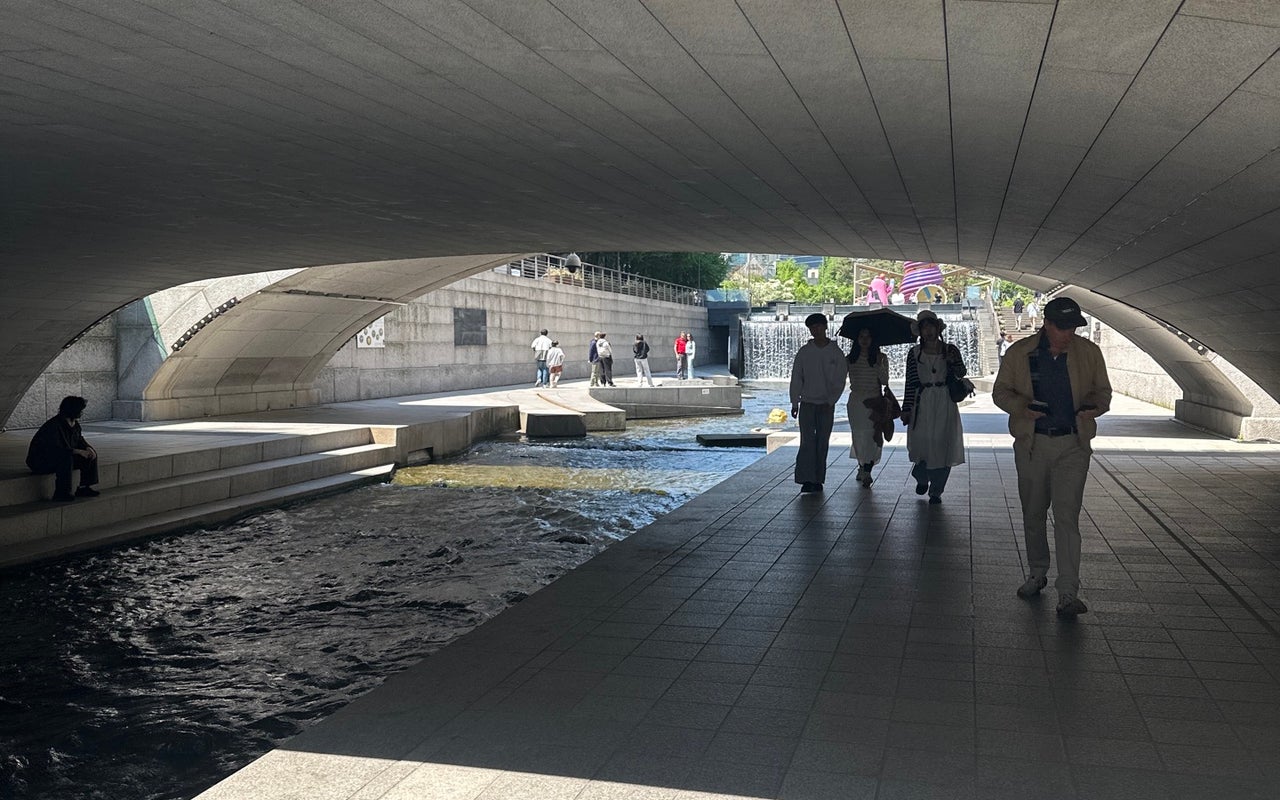 Cheonggyecheon Stream (청계천)