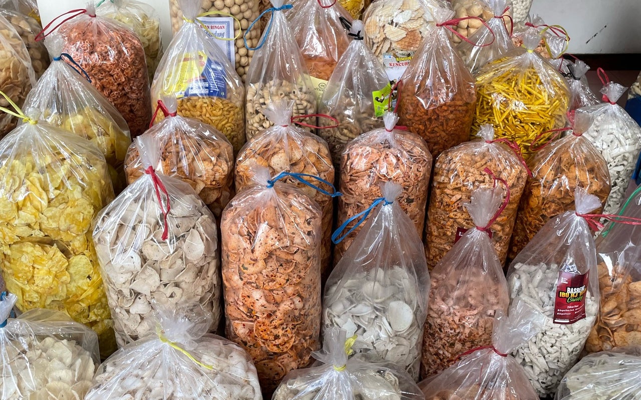 Dawn to Afterglow: An Old Bandung Food Walk of Markets, Noodles, and Charcoal Sweets