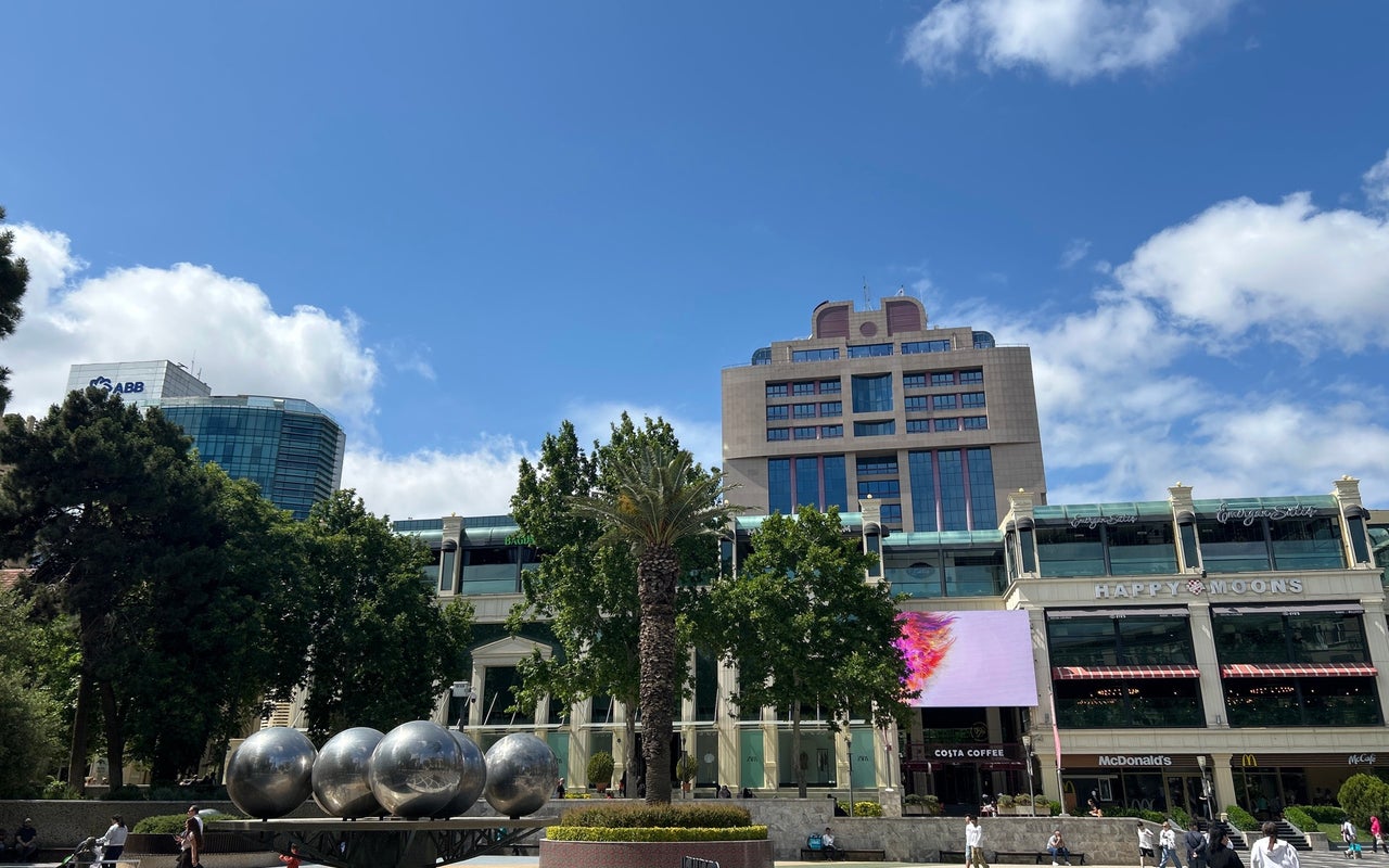 Fountains Square (Fəvvarələr Meydanı)