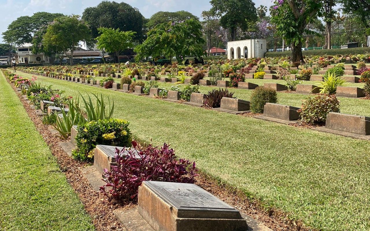 Kanchanaburi Allied War Cemetary (สุสานทหารสัมพันธมิตรกาญจนบุรี)