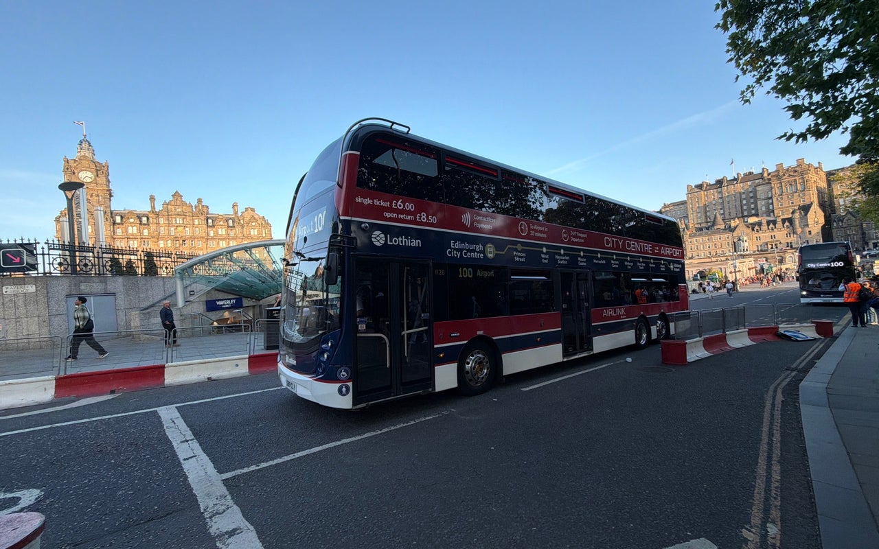 Edinburgh Classic Walking Tour: Legends, Views & Historic Lanes