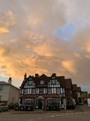 Pangbourne, Adj the George Hotel