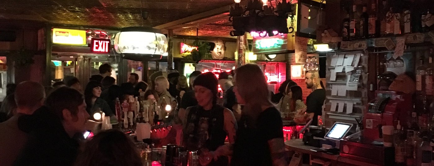 The 15 Best Places for Cheap Drinks in Williamsburg, Brooklyn