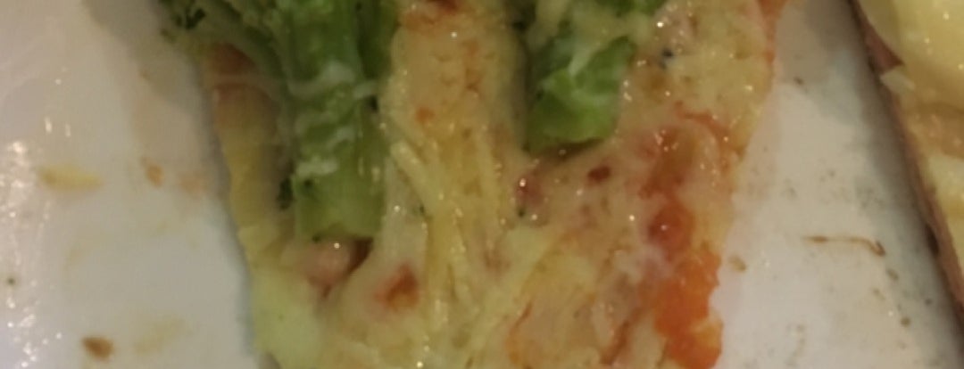 Pizza de calabresa com frango catupiry e borda de cheddar. - Picture of  Pizzaria Fratello, Bertioga - Tripadvisor