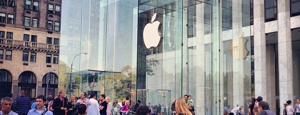 Apple store with iPads in Caesar's Palace shopping mall Las Vegas