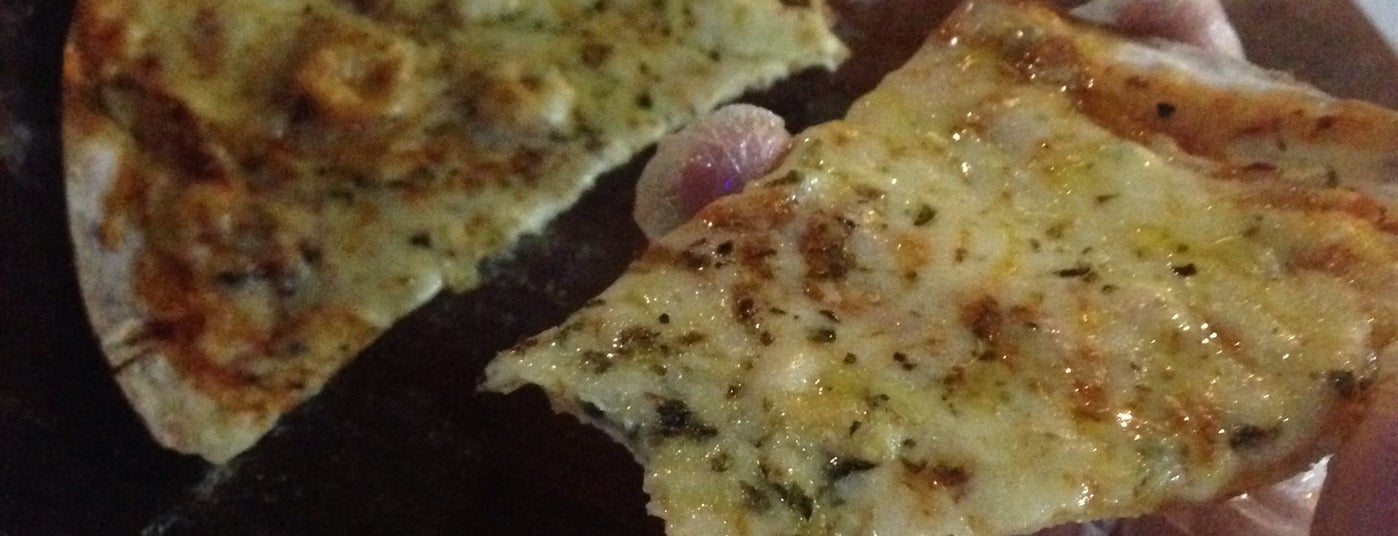 Pizza de calabresa com frango catupiry e borda de cheddar. - Picture of  Pizzaria Fratello, Bertioga - Tripadvisor