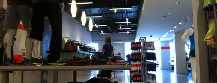 nike running fashion valley