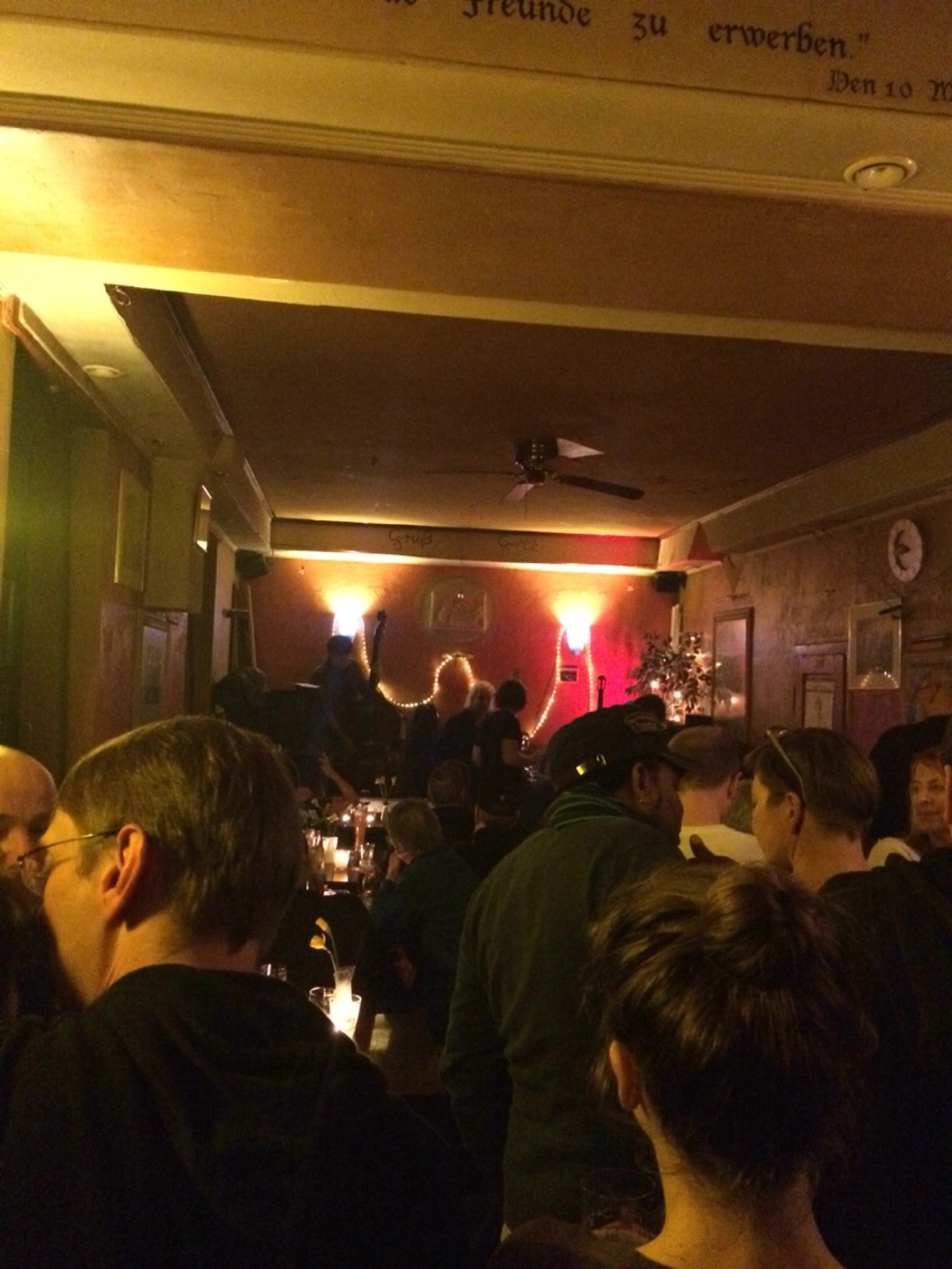 dive-bar