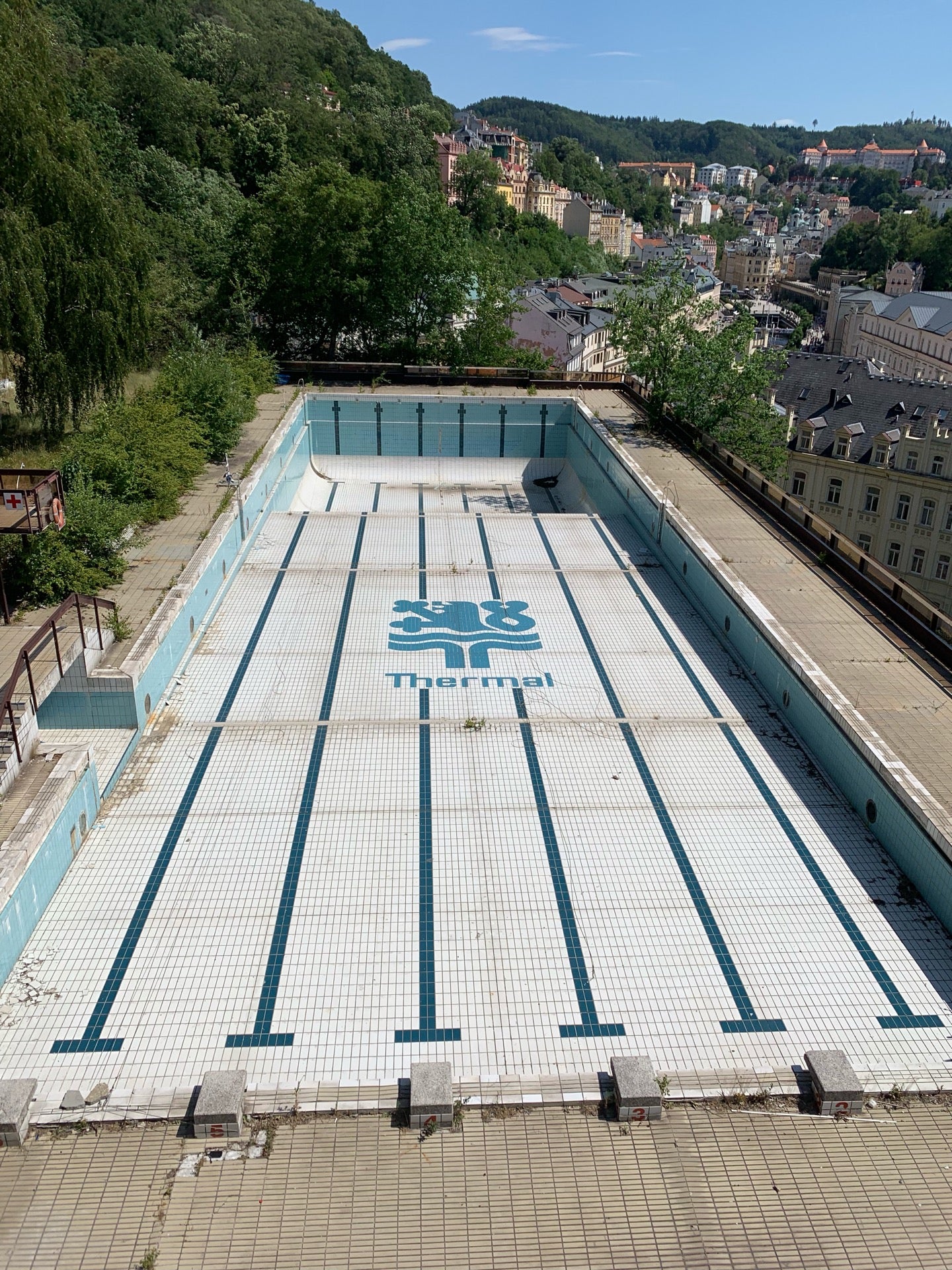 hotel-pool