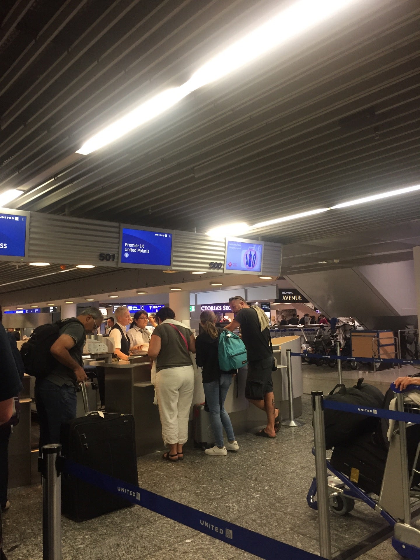 airport-ticket-counter