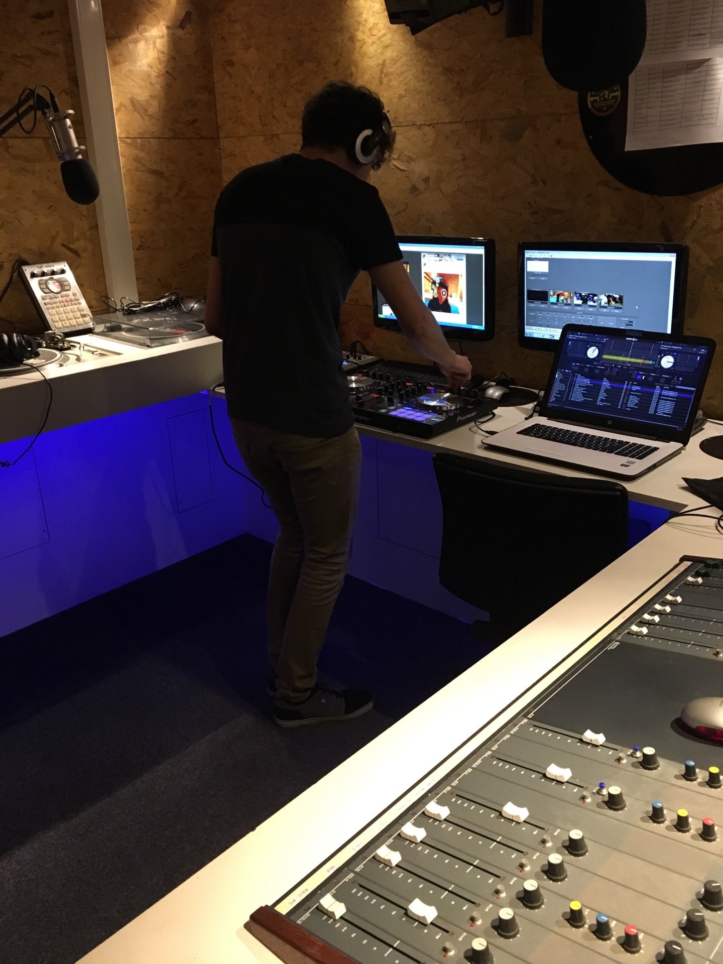 radio-station