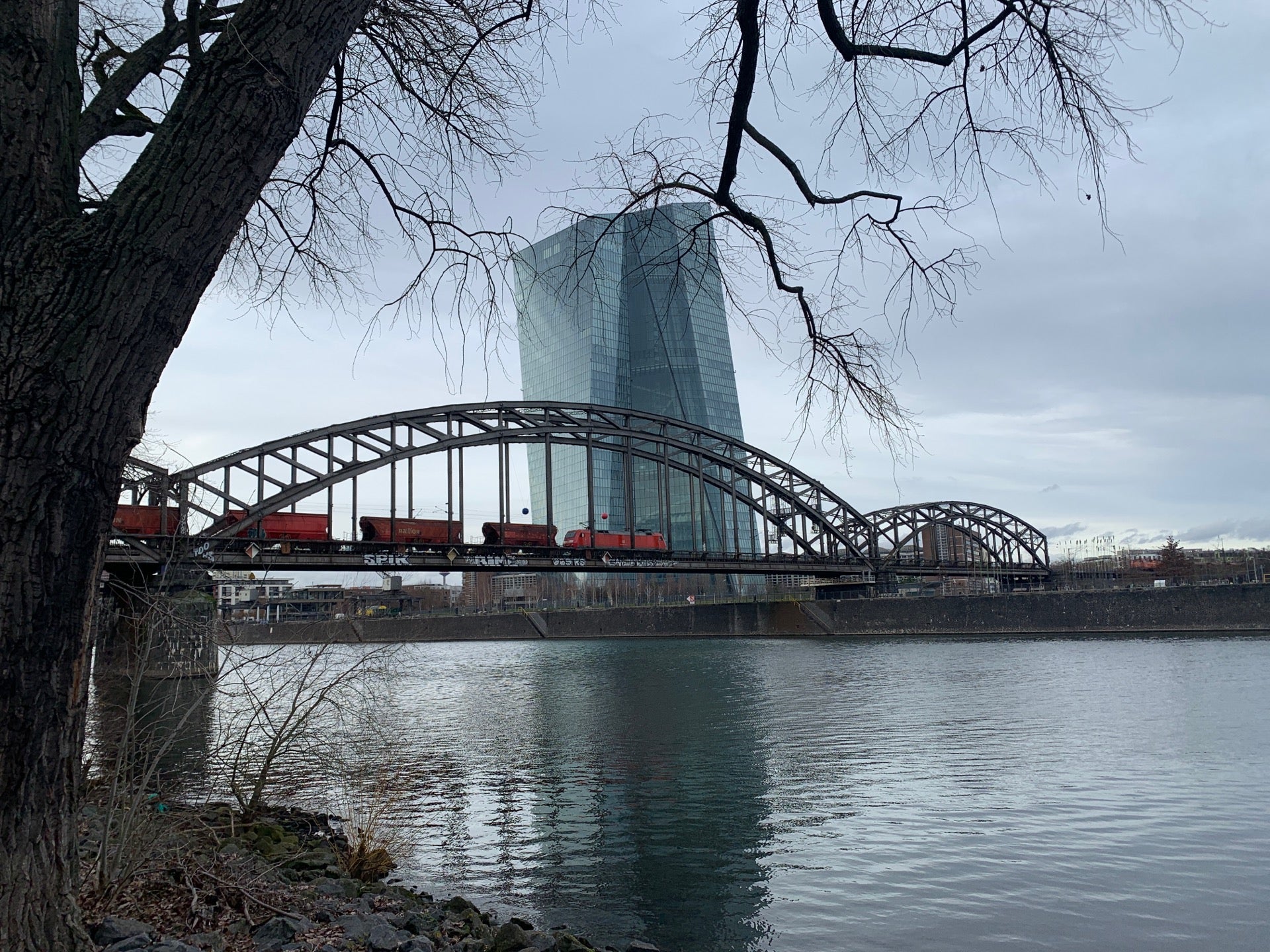 photo of osthafenbruecke einschwimmen