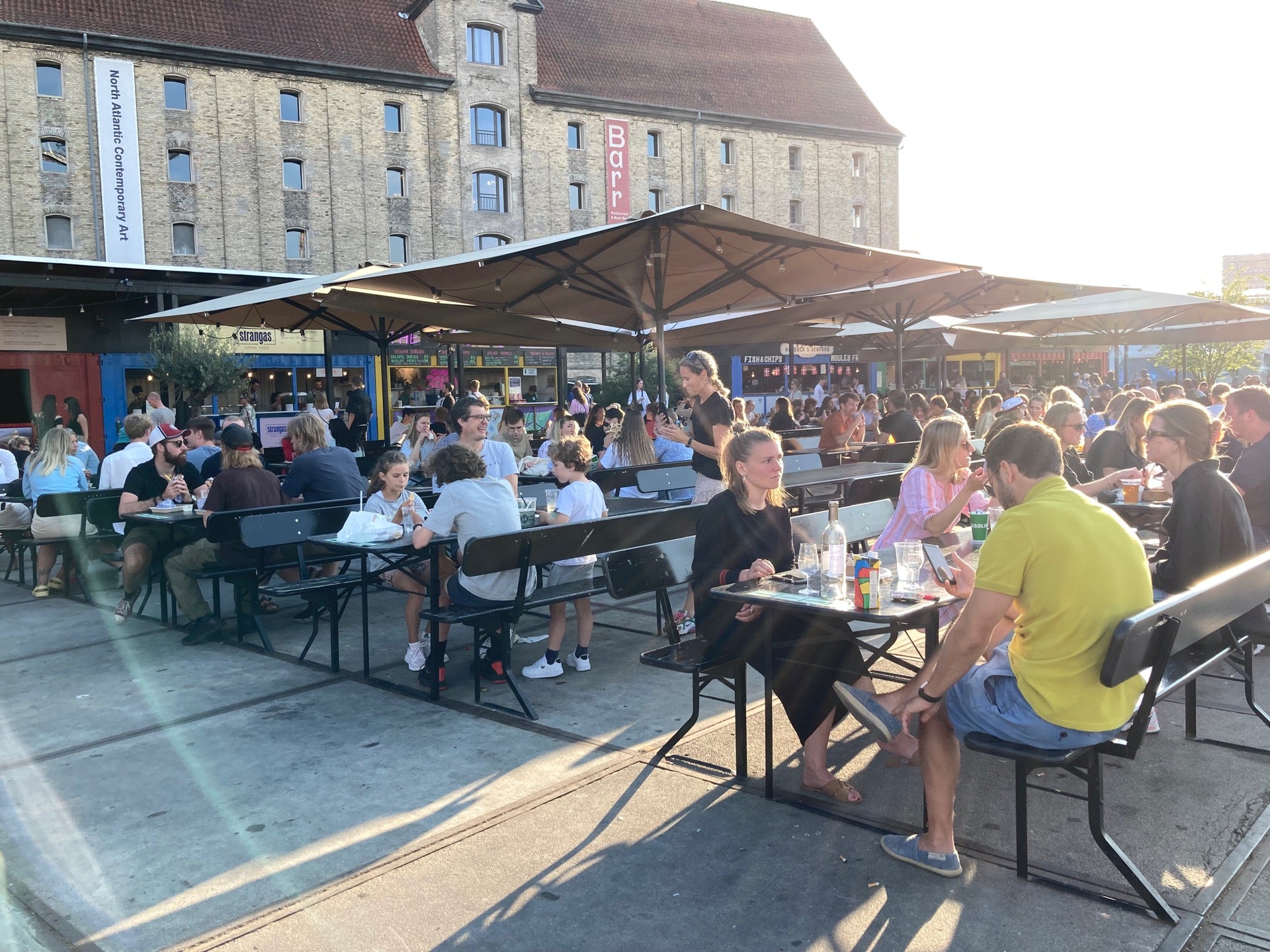 street-food-gathering