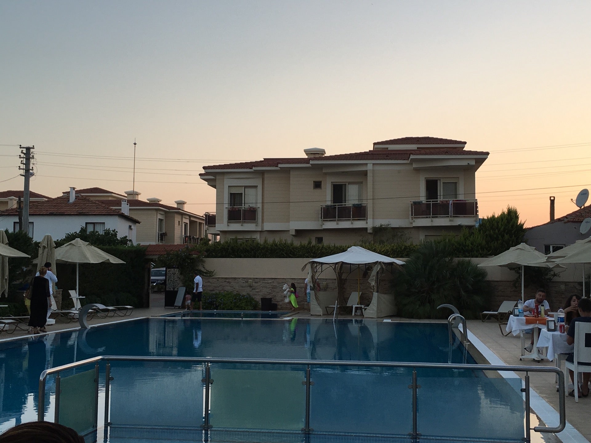 hotel-pool