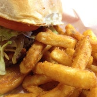 รูปภาพถ่ายที่ Moonie&#39;s Burger House โดย Susan L. เมื่อ 8/13/2012