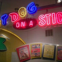 4/10/2012 tarihinde Nicole C.ziyaretçi tarafından Hot Dog on a Stick'de çekilen fotoğraf