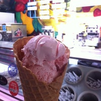 Photo taken at Max&amp;#39;s Best Ice Cream by giopalatucci on 4/14/2012