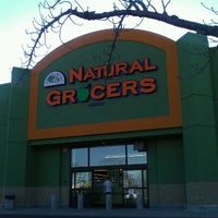 รูปภาพถ่ายที่ Natural Grocers โดย Laura P. เมื่อ 3/10/2012