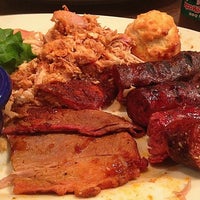 Foto tirada no(a) Red Hot &amp; Blue  -  Barbecue, Burgers &amp; Blues por Jelly R. em 6/15/2012