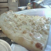 Снимок сделан в Paulie&amp;#39;s Pizza пользователем Ms.Rae G. 5/10/2012