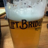 Foto tirada no(a) Lift Bridge Brewing Company por Dan S. em 4/17/2012