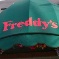 รูปภาพถ่ายที่ Freddy&amp;#39;s Bar โดย Stan K. เมื่อ 2/22/2012