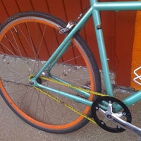 รูปภาพถ่ายที่ The Bike Fixers โดย Jacques M. เมื่อ 3/16/2012