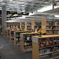 Foto scattata a West Valley Branch Library da iKon il 8/18/2012