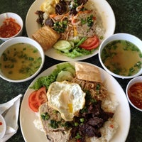 Photo taken at Que Huong Restaurant by Floresita R. on 8/20/2012