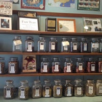 Foto scattata a Perennial Tea Room da Kym H. il 7/16/2012