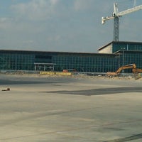 Photo taken at Gate D4 by Vee on 6/3/2012