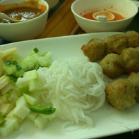 Photo taken at บั๋นแซว อาหารเวียดนาม by Tud T. on 7/16/2012