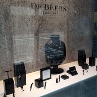 Foto tirada no(a) De Beers Jewellers LANDMARK por Leo C. em 6/12/2012